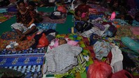 Suasana pengungsian di Pos Induk Banjir Bandang Sentani di Gunung Tanah Merah. ANTARA FOTO/Zabur Karuru.