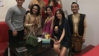 Sempat tampil di acara televisi bersama Elly, Irfan sering makan kue bersama artis-artis yang mengisi acara. Foto: Instagram @irfansebaztian15