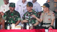 Kapolri Jenderal Tito Karnavian dan Panglima TNI Marsekal Hadi Tjahjanto juga hadir dalam apel tersebut.