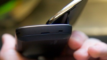 “N97 adalah perangkat yang seharusnya menguasai dunia, ia punya segalanya. Tapi ia malah jadi perangkat yang membuat Nokia minta maaf secara publik,” tulis All About Symbian waktu itu. Foto: Gizmodo