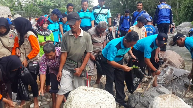 Peringati Hari Air Sedunia, Bupati dan Warga Pacitan Bersih-bersih Sungai Peringati Hari Air Sedunia, Bupati dan Warga Pacitan Bersih-bersih Sungai