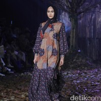 Rancangan terbaru Ivan Gunawan untuk Lebaran 2019 mengangkat tema Nostalgia yang di gelar di LiveSpace, SCBD, Jakarta Selatan, Rabu [20/3/2019]. Foto: Mohammad Abduh/Wolipop