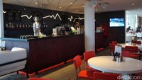 Ada juga lounge dan bar. Di area ini terkadang diadakan pertunjukan seni yang pemainnya semua adalah staf-staf Club Med. (Wahyu/detikcom)