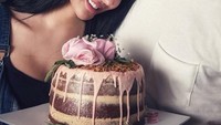 Kali ini Lucinta Luna berpose sambil bersandar di bahu Bii. Entah Lucinta atau Bii yang membeli kue dengan topping bunga itu. Foto: Instagram lucintaluna