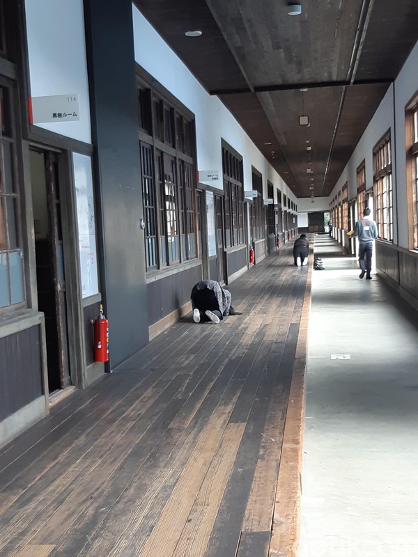 Yang tercepat tentu saja jadi pemenangnya. Staff Uwa Rice Museum akan membantu mencatat waktu setiap peserta. (Bonauli/detikcom) Yang tercepat tentu saja jadi pemenangnya. Staff Uwa Rice Museum akan membantu mencatat waktu setiap peserta. (Bonauli/detikcom)