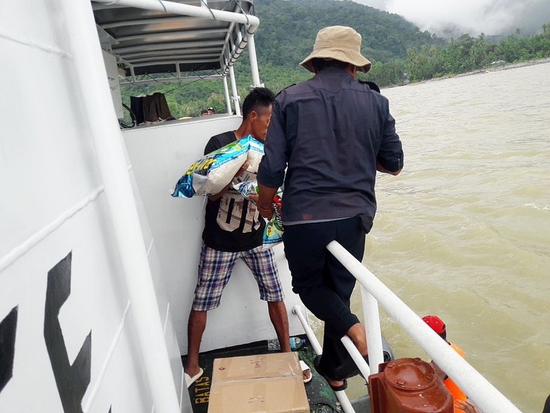 Kapal Kemenhub Mulai Salurkan Bantuan untuk Korban Banjir Sentani Kapal Kemenhub Mulai Salurkan Bantuan untuk Korban Banjir Sentani