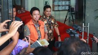 Di depan awak media, Rommy punya permintaan khusus ke KPK. Mengaku pengap di tahanan, iameminta KPK menambah ventilasi agar udara masuk ke Rutan KPK.