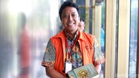 Momen Rommy saat membawa buku sejarah kenabian sambil cengengesan saat hendak diperiksa KPK.