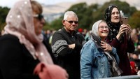 Kaum wanita di New Zealand membanjiri media sosial seperti Twitter dan Facebook dengan foto-foto mereka memakai kerudung sebagai aksi solidaritas. REUTERS/Edgar Su.