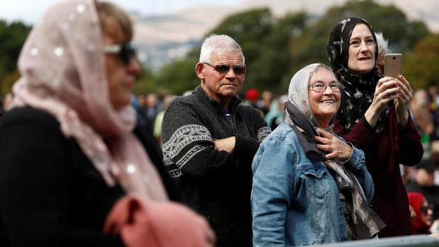 Kaum wanita New Zealand ramai-ramai mengenakan kerudung sebagai aksi solidaritas dan pernyataan sikap damai untuk umat muslim.