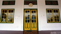 Masjid bersejarah ini dibangun pada tahun 1901 dengan bantuan seorang arsitek Jerman bernama nyong Karel Knopper. Selepas dibangun, baru dua kali masjid ini dipugar, yaitu pada tahun 1968 dan 2001.