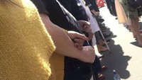 Aksi rantai manusia atau human chain ini kebanyakan melibatkan warga non-muslim yang berdiri sejajar dan saling mengaitkan lengan atau berpegangan tangan di luar masjid-masjid untuk melindungi para jemaah yang sedang salat di dalam masjid-masjid setempat. Foto: Tamara Sharland via REUTERS
