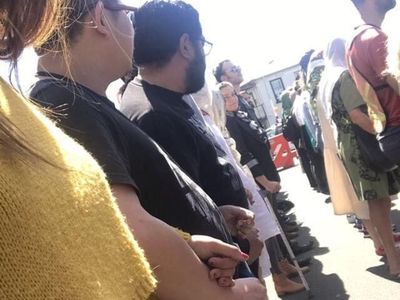 Penampakan Rantai Manusia Warga New Zealand Saat Salat Jumat