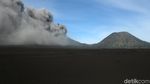 Kondisi Terkini Gunung Bromo yang Terus Semburkan Abu