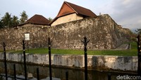Benteng Barnaveld berdiri di Kota Labuha, ibu kota Kabupaten Halmahera Selatan, Maluku Utara. Tepatnya di Jalan Benteng Barnaveld yang berada tak jauh dari Lapangan Samargalila.