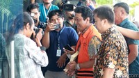 KPK menetapkan Rommy sebagai tersangka karena diduga menerima duit Rp 300 juta dari Kepala Kantor Kemenag Gresik Muhammad Muafaq Wirahadi dan Kakanwil Kemenag Jawa Timur Haris Hasanuddin. Rinciannya, Rp 50 juta dari Muafaq dan Rp 250 juta dari Haris.