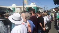 Solidaritas dan dukungan yang diberikan warga New Zealand untuk komunitas muslim usai teror dua masjid di Christchurch terus mengalir. Salah satunya melalui aksi rantai manusia di luar masjid-masjid setempat, untuk melindungi jemaah yang salat Jumat pada Jumat (22/3) waktu setempat. Foto: Tamara Sharland via REUTERS