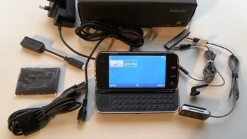 Kelengkapan kemasan Nokia N97 saat dijual pada saat itu. Foto: Tech Radar