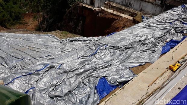 Pemasangan Terpal di Bangunan Calon Makam HB X Dilanjutkan