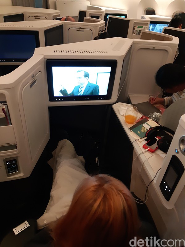 Kalau sulit tidur, penumpang bisa terhibur denggan sistem hiburan berupa games, film dan lainnya. Hiburan ini bisa dinikmati oleh anak-anak sampai orang tua. (Bonauli/detikcom) Kalau sulit tidur, penumpang bisa terhibur denggan sistem hiburan berupa games, film dan lainnya. Hiburan ini bisa dinikmati oleh anak-anak sampai orang tua. (Bonauli/detikcom)