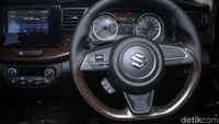 Aksen kayu di dasbor menambah kesan elegan di dalam Ertiga Sport. Foto: Rifkianto Nugroho
