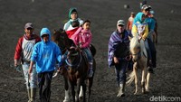 Hingga saat ini status Gunung Bromo masih berada di level II atau waspada. Yakni dengan jarak aman radius 1 km dari bibir kawah.
