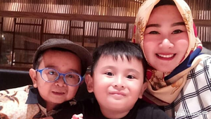 6 Potret Quality Time Keluarga Daus Mini