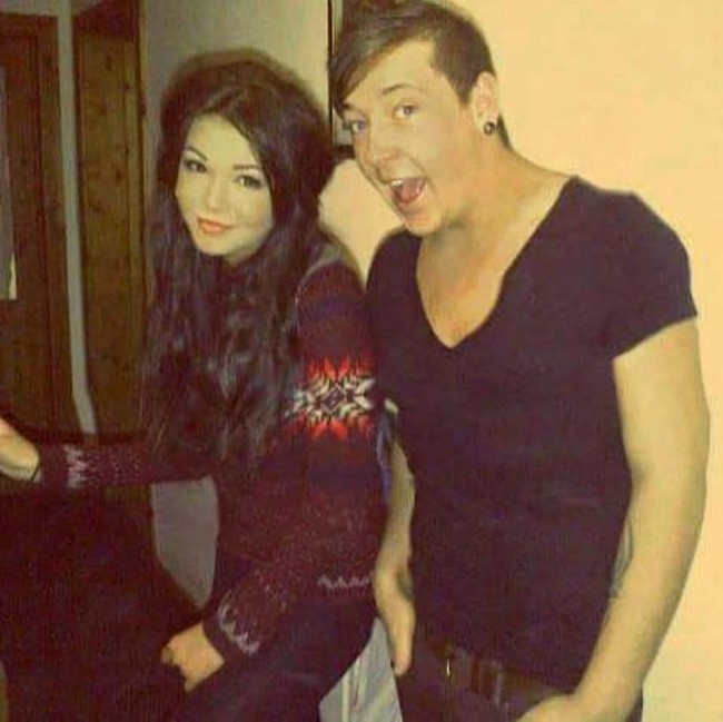 Hannah Tittensor tampil dalam tayangan Barcroft TV, Hooked on the Look Series dengan kulitnya yang hitam legam. Dari tayangan tersebut terlihat juga penampilannya di masa lalu yang berkulit putih. Foto: Barcroft TV, Hooked on the Look Series