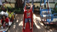 Sejumlah fasilitas bermain nampak disediakan di taman tersebut. Namun, sayang kondisi fasilitas bermain itu nampak memprihatinkan.