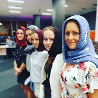 Mendukung aksi tersebut, sejumlah muslim menjadi relawan untuk memakaikan kerudung di masjid Ponsonby. Hijabers berdarah Indonesia-Malaysia yang merupakan finalis Miss New Zealand 2018, Nurul Shamsu menjadi salah satu relawannya.  Foto: Instagram