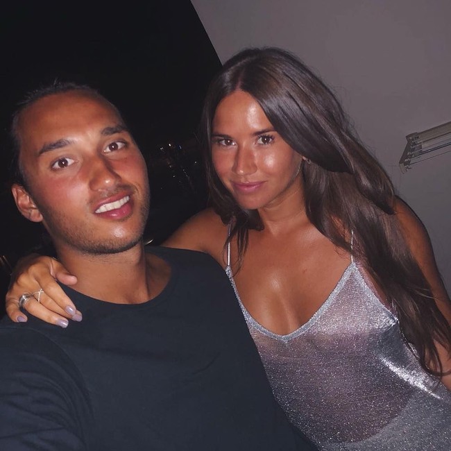 Ezra kerap mengisi waktu kosongnya dengan berlibur bareng sang kekasih. Pantai menjadi salah satu destinasi favorit sejoli ini. Begini momen mesra mereka saat bersantai di pantai.  Foto: Instagram/@ezrawalian