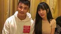 Kabarnya Bii merupakan orang biasa, sama seperti mantan pertama Lucinta. Karenanya Lucinta mengaku kalau mas kawin pemberian suaminya hanya berupa cincin berlian 1,5 karat. Foto: Instagram lucintaluna