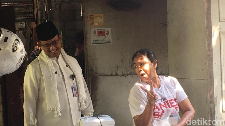 Anies Tegur Ibu yang Salam 2 Jari Saat Foto Bareng, BPN: Harus Dicontoh Anies Tegur Ibu yang Salam 2 Jari Saat Foto Bareng, BPN: Harus Dicontoh