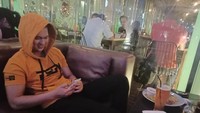 Nongkrong di kafe, Irfan pesan minuman dan makanan. Dia juga mengisi waktu sambil bermain handphone, kira-kira sedang melihat apa ya? Foto: Instagram @irfansebaztian15