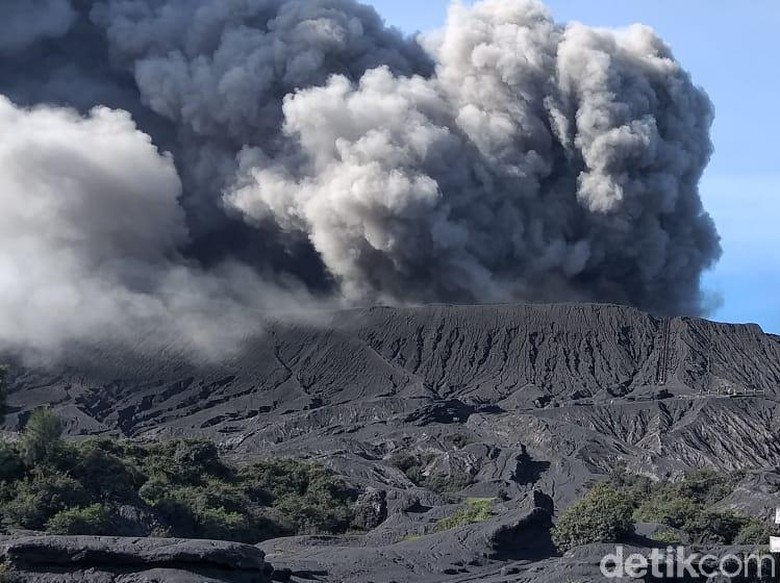 Semburan Abu Vulkanik Bromo Siklus Lima Tahunan Semburan Abu Vulkanik Bromo Siklus Lima Tahunan