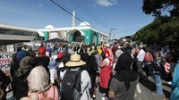 Aksi serupa dilakukan warga yang mendatangi Masjid Kilbirnie, pinggiran Wellington. Ribuan orang berdiri di luar masjid dan membentuk rantai manusia untuk menunjukkan solidaritas bagi komunitas muslim. Warga datang dengan memakai pakaian sopan untuk menghormati komunitas muslim. Foto: Rebekah Parsons-King via RNZ