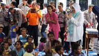 Keceriaan juga tampak dari para anak-anak korban bencana banjir bandang itu. Di kesempatan tersebut Tri Tito beserta sejumlah polisi wanita (polwan) melakukan trauma healing kepada anak-anak secara bergilir dari satu posko pengungsian ke posko pengungsian lainnya serta menyerahkan bantuan sebagai bentuk tali asih untuk korban banjir bandang. Foto: dok. Bhayangkari