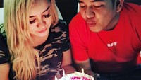 Lia kini tergabung dalam grup 3 Srigala yang pernah merilis album Tahu Tempe. Ini keseruan Lia saat rayakan ulang tahun suaminya. Foto: Instagram lia3srigala