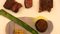 Plating on point 👌🏼, tulis Mima di keterangan foto. Wah, susunan steak, asparagus, jamur, dan jagungnya serba mungil ya! Foto: Instagram mimaaa