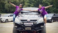Mobil Innova berkelir hitam milik Anggi terlihat lebih total bergaya ALTO, tidak hanya dimodifikasi sektor kaki-kaki tetapi merombak total under carriage mengusung 4x4 layaknya off road sungguhan. Foto: dok. Komunitas Innova Community