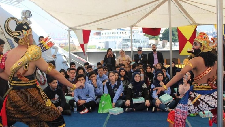 Belajar Budaya Indonesia, Puluhan Siswa Lebanon Diajak Naik KRI Belajar Budaya Indonesia, Puluhan Siswa Lebanon Diajak Naik KRI
