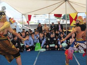 Belajar Budaya Indonesia, Puluhan Siswa Lebanon Diajak Naik KRI