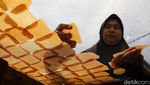 Mengintip Proses Pembuatan Kerupuk Kamplang yang Mendunia