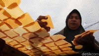 Yups, seperti inilah. Fitriah (41) sedang menjemur kerupuk kamplang di sekitar rumahnya di Pulau Bacan, Halmahera Selatan. Fitriah dibantu anggota keluarga lainnya telah menggeluti usaha produksi kerupuk kamplang atau kerupuk ikan sejak 4 tahun lalu.
