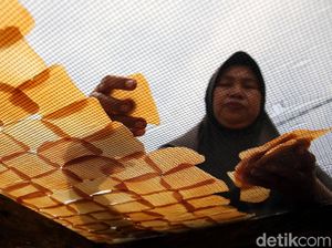 Mengintip Proses Pembuatan Kerupuk Kamplang yang Mendunia