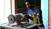 Beberapa waktu lalu batu bacan menjadi salah satu batu mulia yang paling banyak dicari karena kualitasnya. Asleh bersama kawan-kawan perajin lainnya pun mengaku saat itu bisa mengantongi hingga puluhan juta hanya dalam waktu seminggu sebagai perajin dan pedagang batu bacan.