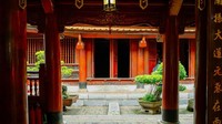 Bangunan kuil masih tampak terawat, dan tempat tersebut begitu asri dengan taman hijau (iStock)