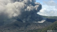Penampakan terkini Gunung Bromo yang terus sembutkan abu vulkanik, Jumat (22/3/2019).