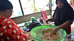 Mengintip Proses Pembuatan Kerupuk Kamplang yang Mendunia