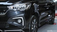 Ertiga Sporty memiliki 3 pilihan warna, cool black, pearl snow white dan metallic magma grey. 